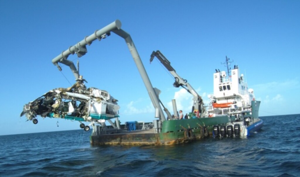 Salvage of Challenger Management AW139 N32CC off Big Grand Cay, Bahamas (Credit: AAID via NTSB)